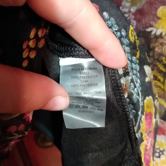 Vince Camuto Large Floral Blouse With Black Slip - Picture 3 of 7